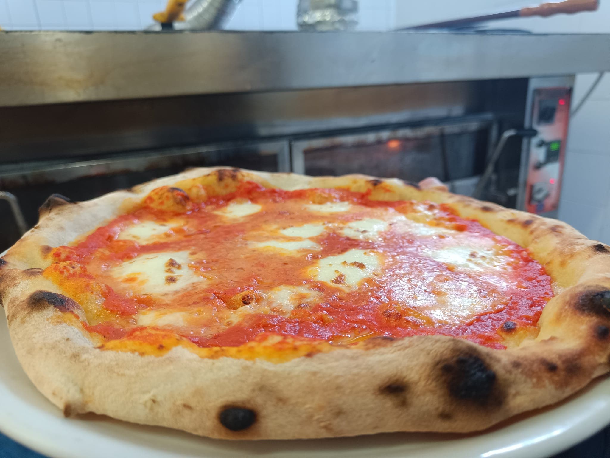 Margherita, Salsa di pomodoro, mozzarella.