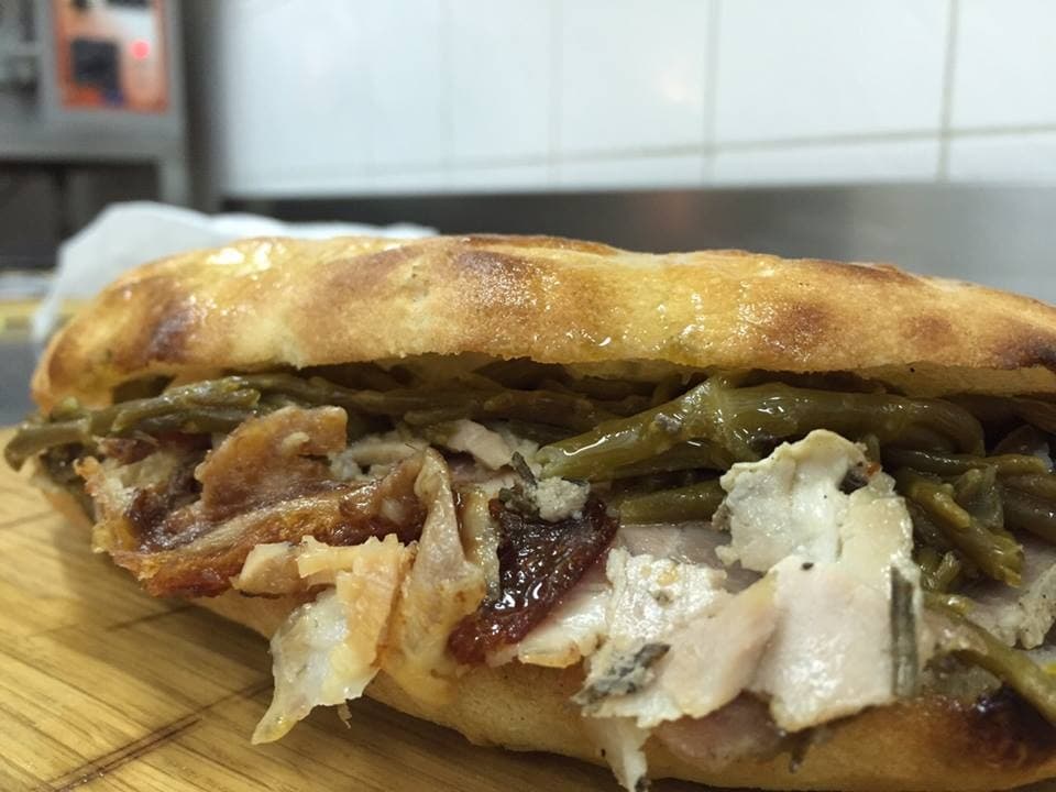 Panino con arrosto e verdure grigliate