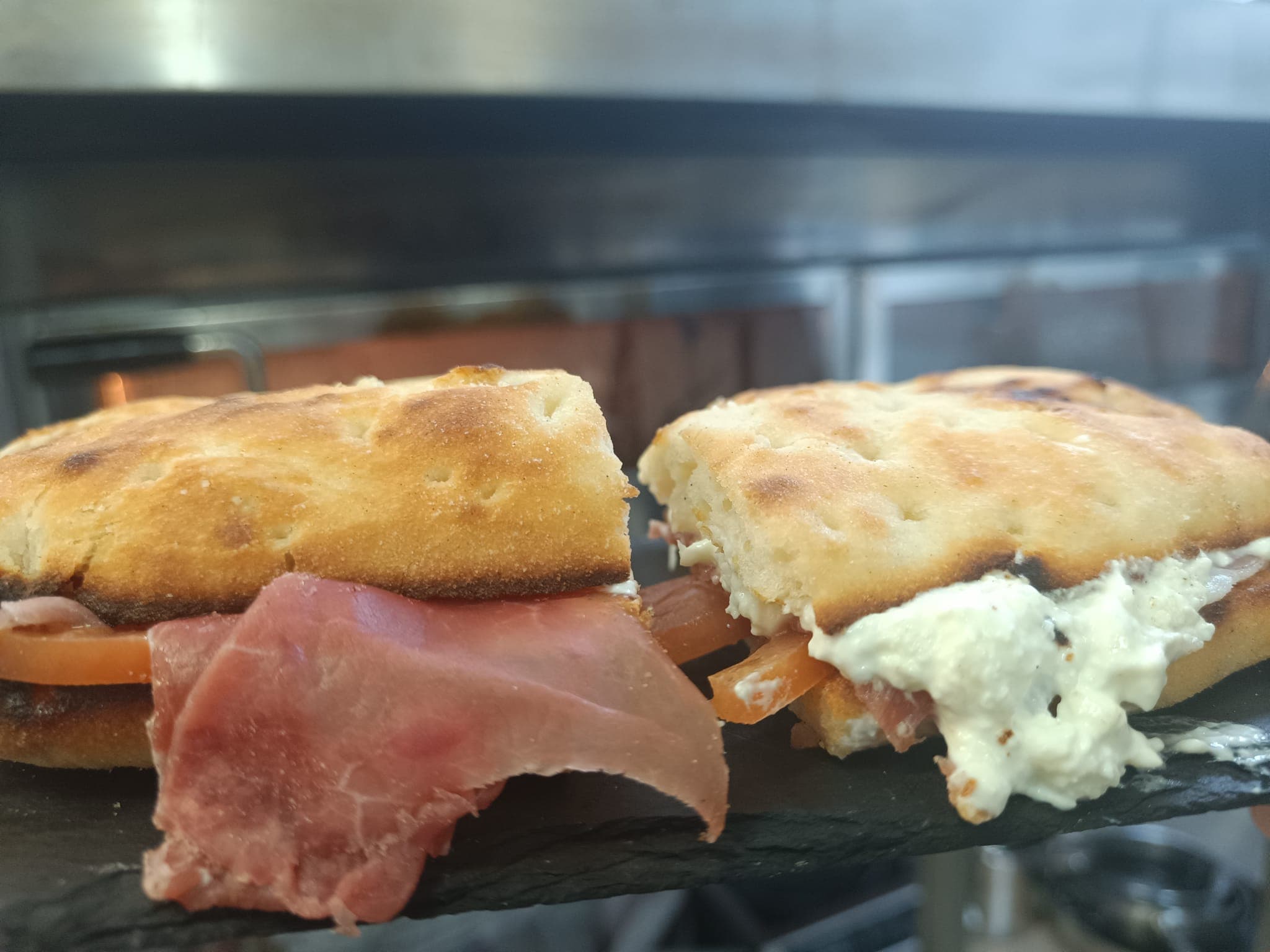 Panino con prosciutto crudo e stracciatella