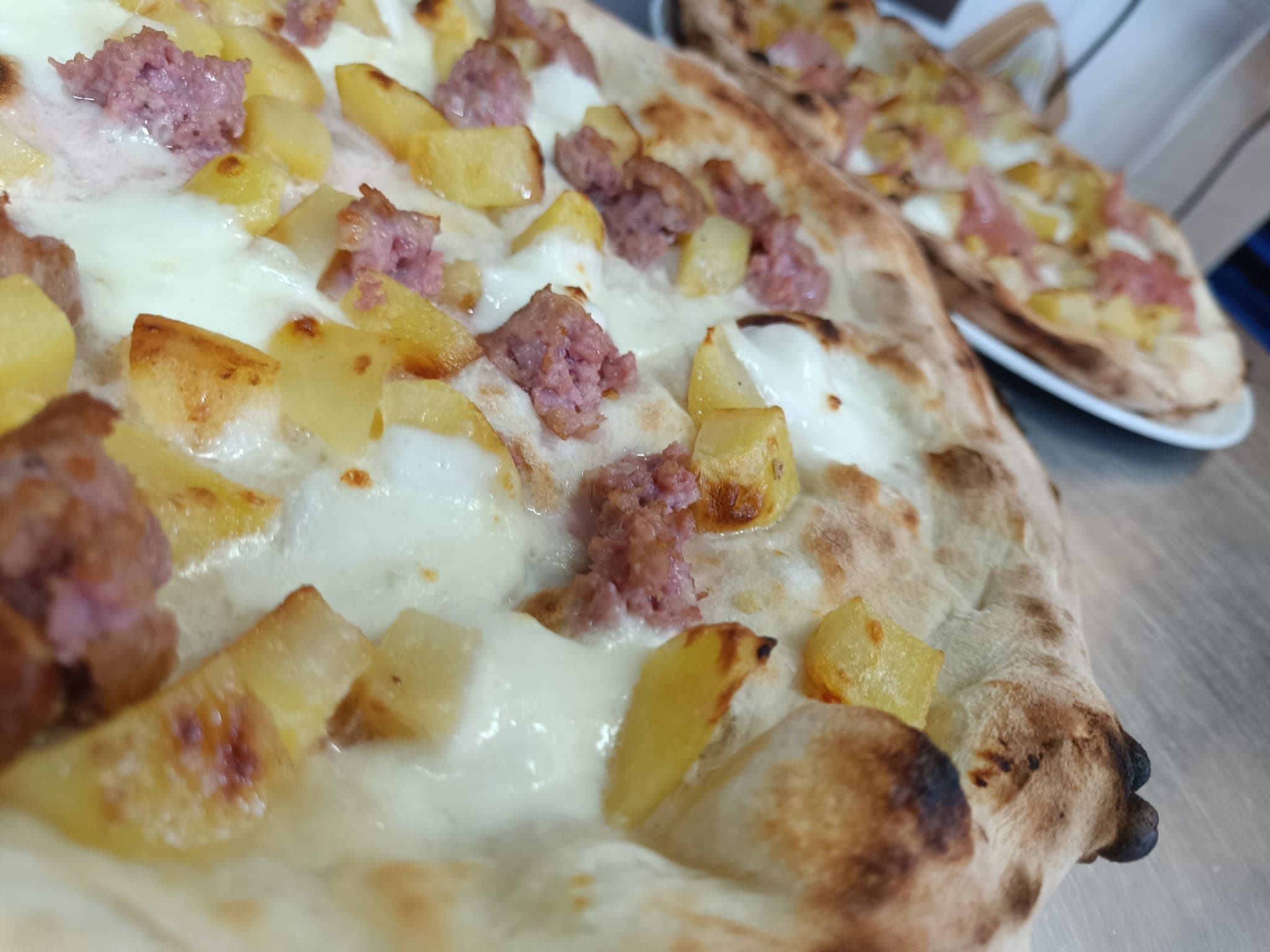 Patate e salsiccia, Patate a cubetti, salsiccia, mozzarella.