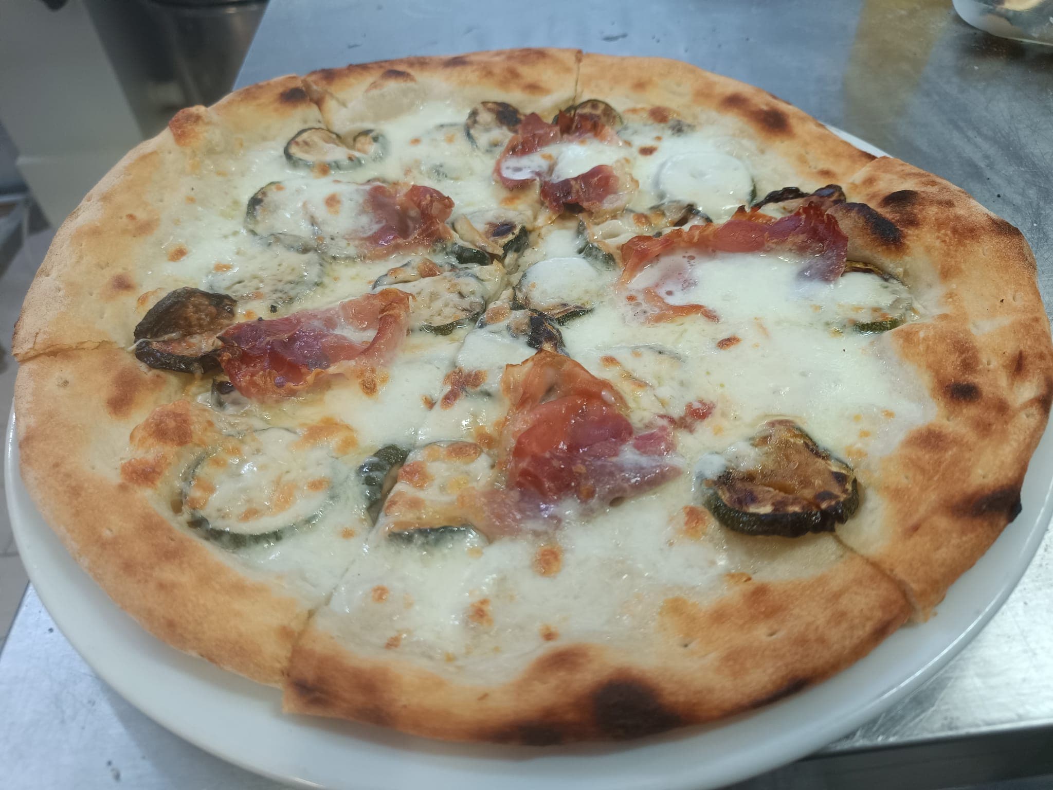 Pizza bianca con zucchine e crudo