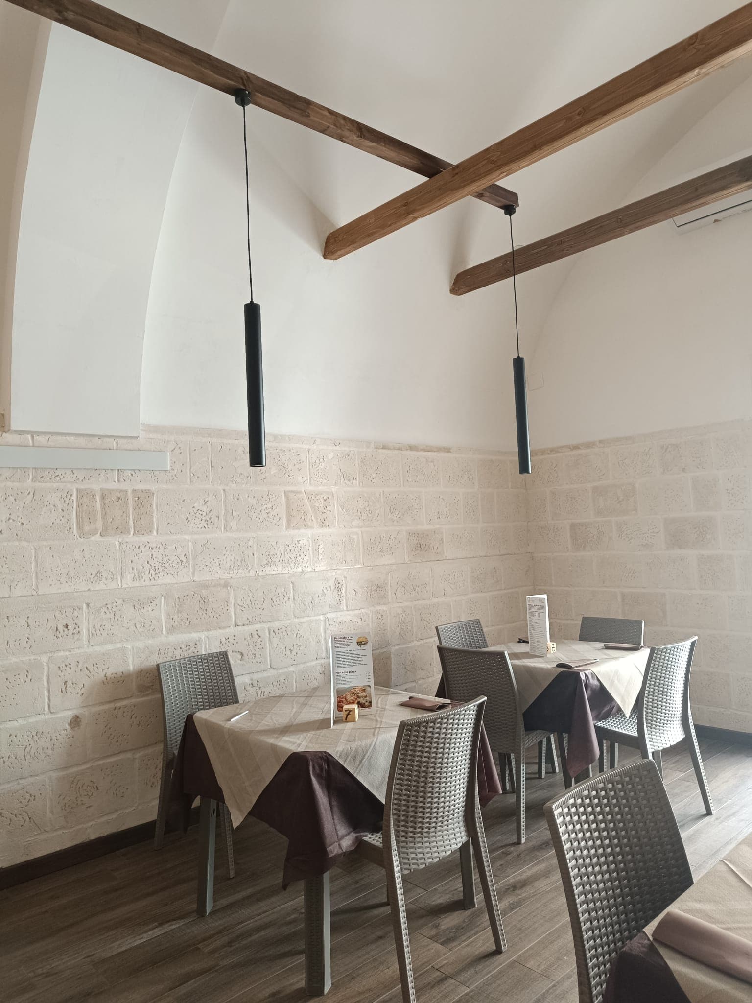 Angolo della sala de La Lanterna con travi a vista