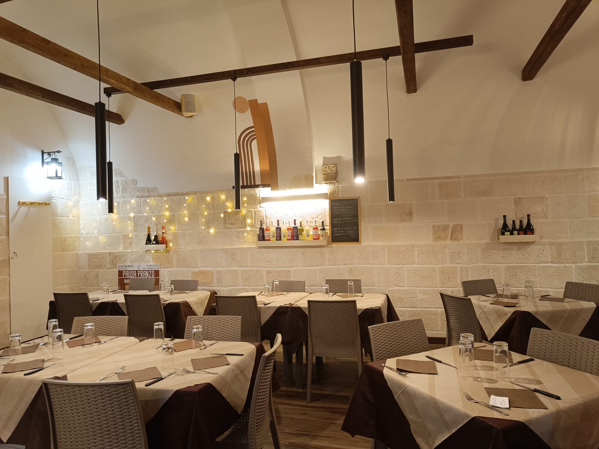 La sala interna de La Lanterna a Monopoli